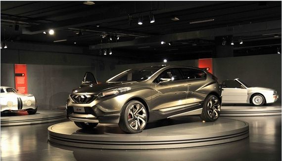 图为长安cs95概念车在意大利都灵国家汽车博物馆展出