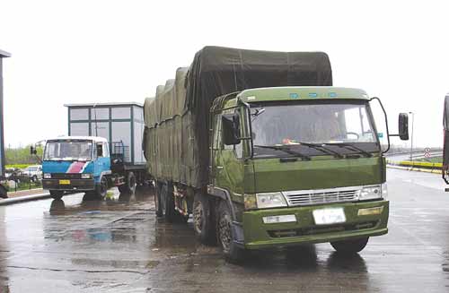 省高速公路交警支队淄博大队接到报警,称一辆军车在淄博收费站强行闯