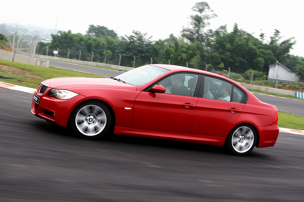 图片 新浪赛道体验华晨宝马325i豪华运动型 &nbsp; &nbsp