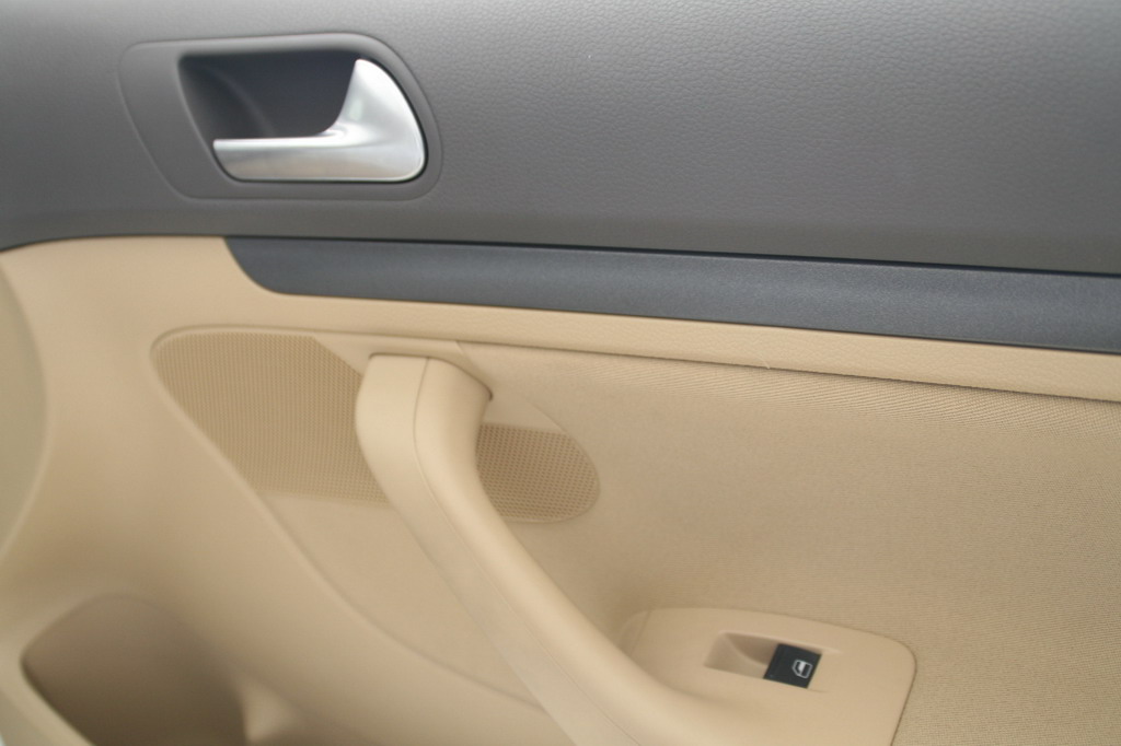 一汽大众速腾车门内部