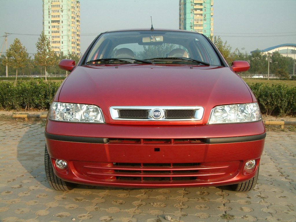 西耶那由"二十世纪最佳汽车设计大师"乔治亚罗先生亲手设计,洋溢浓郁