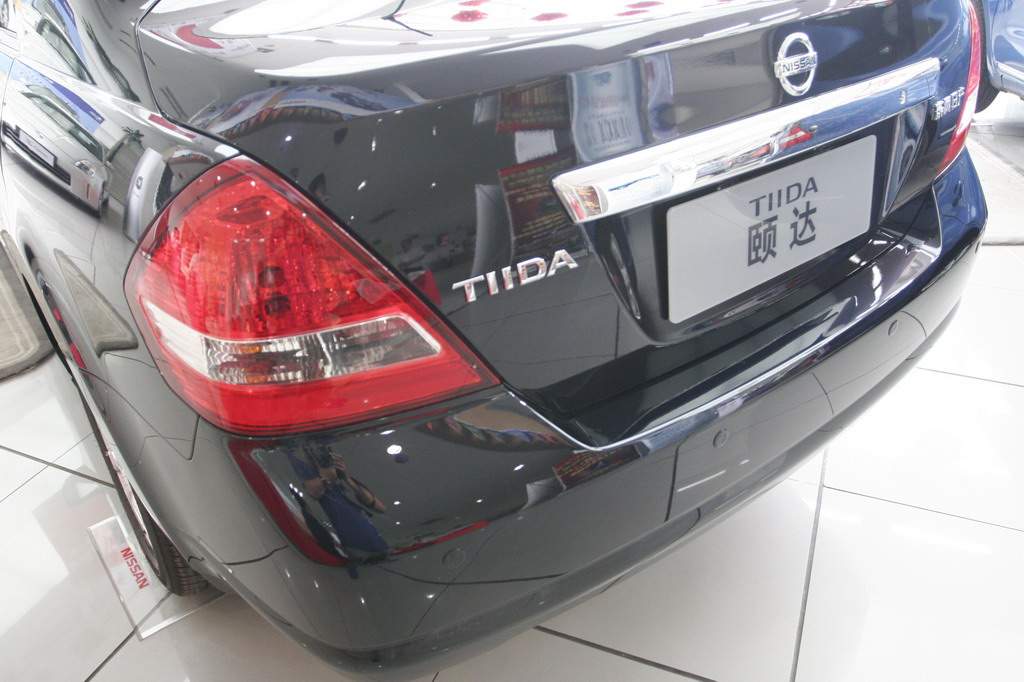 东风日产颐达尾部