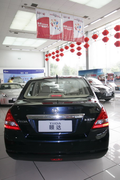 东风日产颐达尾部