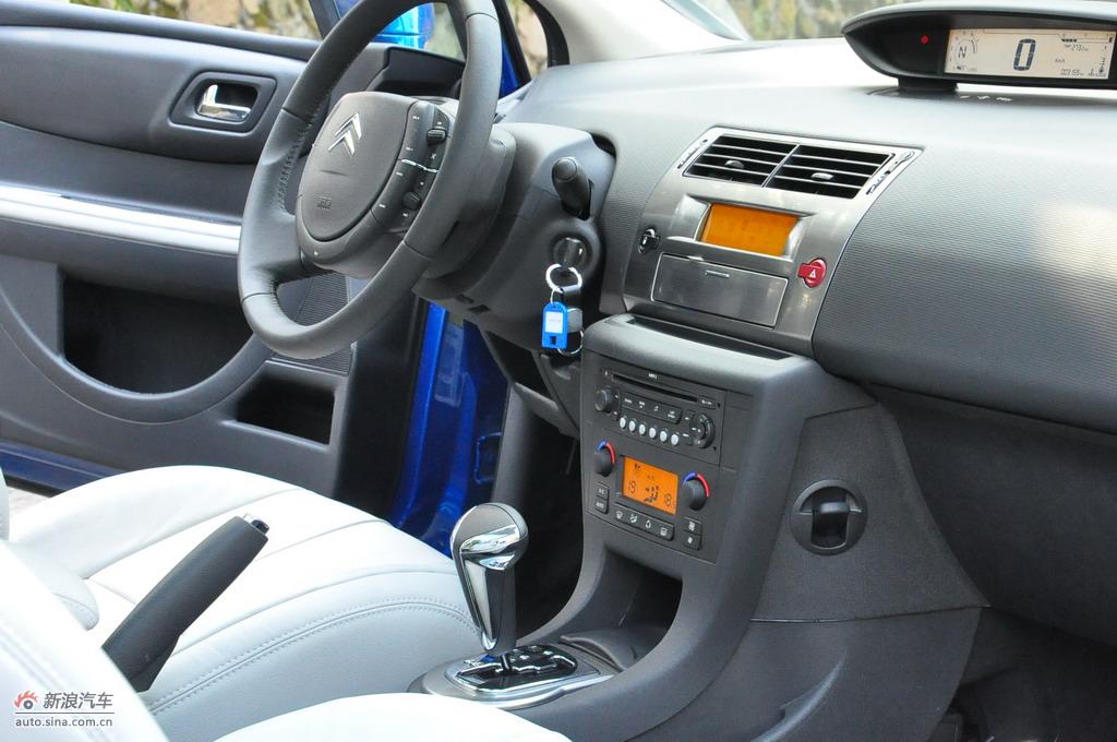雪铁龙新c4 coupe实拍图 内饰