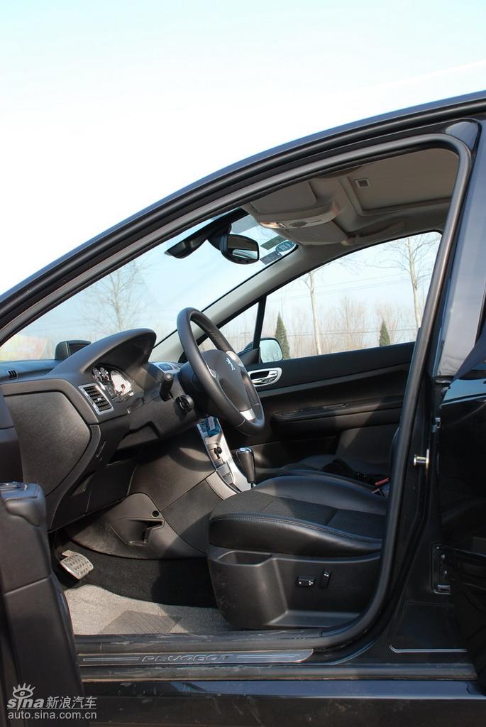 东风标致307两厢内饰实拍图