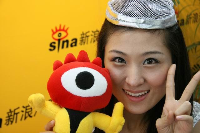 华晨展台汽车模特陈欢主持人:三位,在新浪上开没开博客,因为网友除了