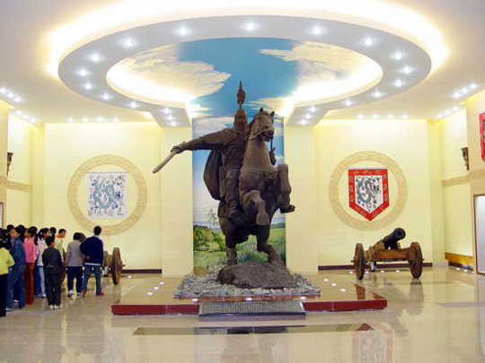 瑷珲卫国英雄园萨布素将军雕像