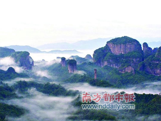 丹霞山云雾蒸腾,风光美好。 丹霞山云雾蒸腾,风光美好。