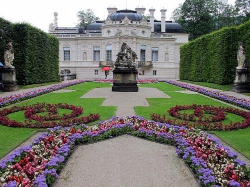 宫殿侧面严格对称的花园,并有雕塑作为花园的装饰
