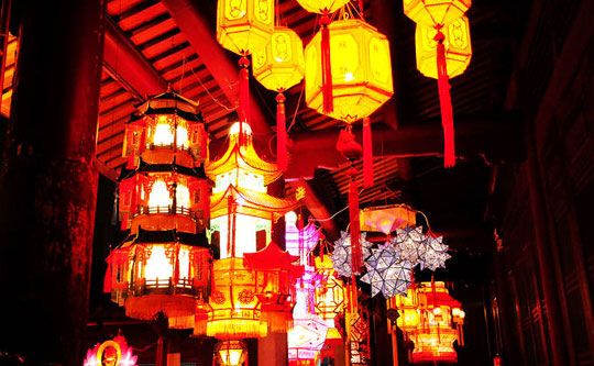 闹元宵福建泉州最古老的花灯会