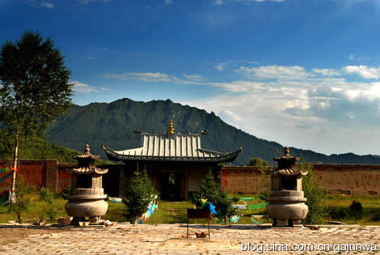 后来,在章嘉,土官及在京的敏珠尔活佛的活动下