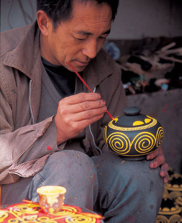 彝族漆器传承人图片