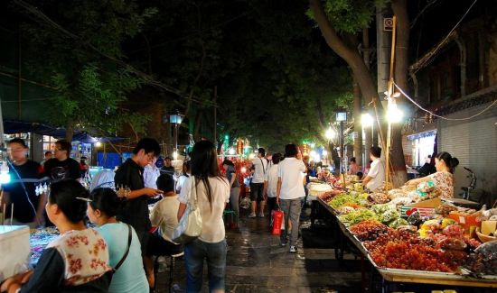 热闹的回民街夜市晚上的回民街有着与白天别样的精彩,整条街被浓厚的