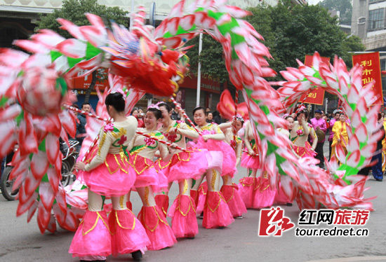 象征风调雨顺,吉祥如意的"荷花龙"女子舞龙队.刘文颖/摄