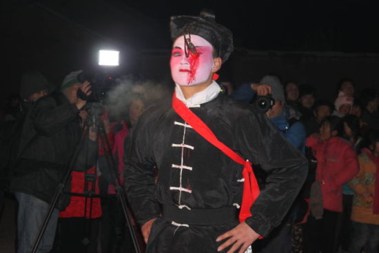 血社火身边观看表演的一位村民说,血社火虽然恐怖,其实秘在人为,血