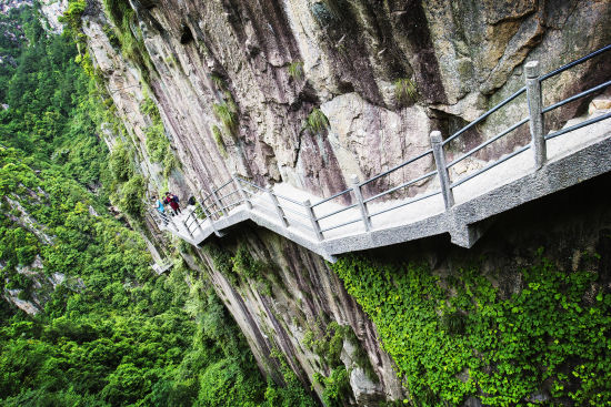 依峭壁而建的凌云栈道蜿蜒而上