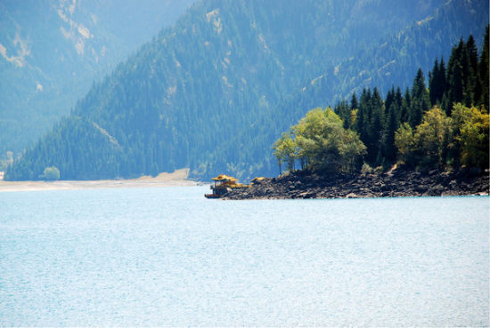 神池浩瀚如天际浮空 山秀水清似人间仙境