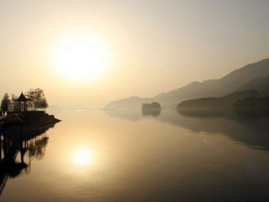 拓林湖烟雾渺茫之美(图片来源)