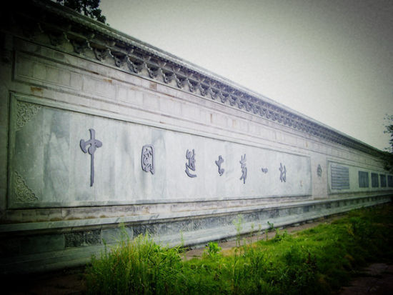 遗忠堂   走马塘中心的老街石池头北,有一座古祠庄严而典雅,虽经数