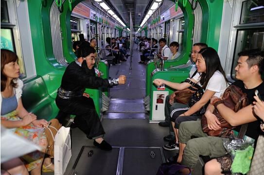 重庆主城各处惊现"张飞",引市民围观划拳