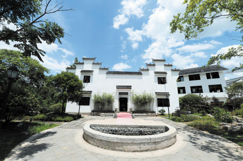 位于东门古镇的这栋"廖家大院",是由大围山的一名富商从杭州家乡拆成