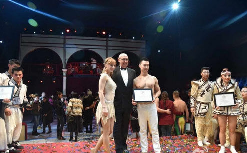 唐琮洋塔雅受邀芒果台节目录制 首富力捧新晋网红