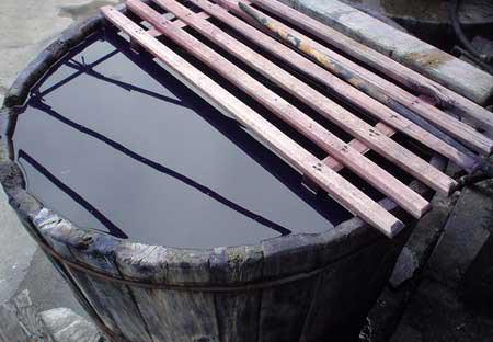 扎染时用的染缸,里面是板蓝根