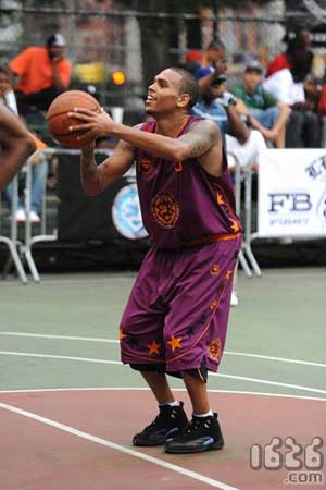 名人篮球赛-r&b小天王chris brown街头战鞋秀