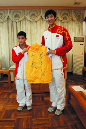 雷声张雁全等奥运冠军联合签名感谢体彩(图)