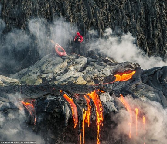 巴西勇士乘皮划艇探險噴發火山