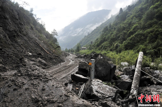 图为7月13日银厂沟内的公路电线被洪水损毁.中新社发 卧龙供稿.