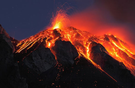 德国摄影师费十年追拍火山喷发画面