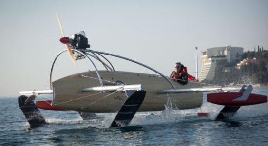 世界首款水翼艇问世速度堪比飞机