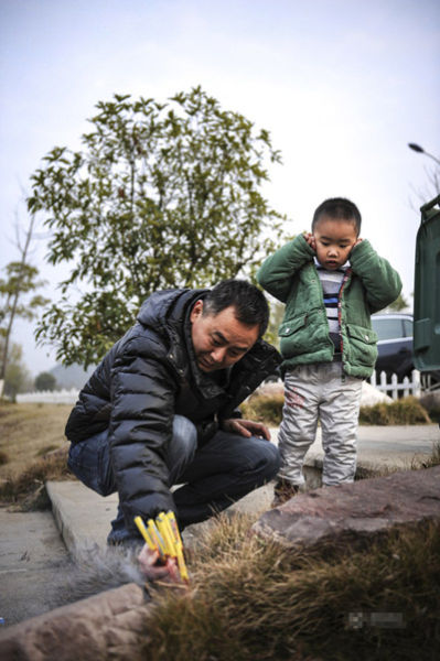 湖南男子带3岁儿子冬泳用烟花诱惑下水