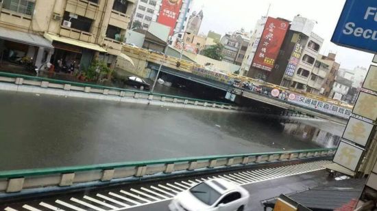 民众形容雨势像用倒的,三地都传出淹水灾情,不仅台铁火车被迫停驶