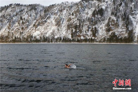 俄国冬泳爱好者零下8度勇渡叶尼塞河