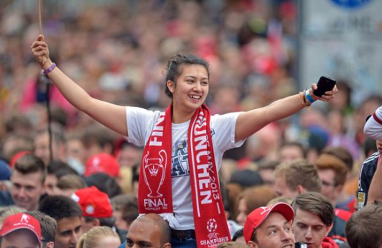 拜仁夺冠庆典:双沙拉盘辉映