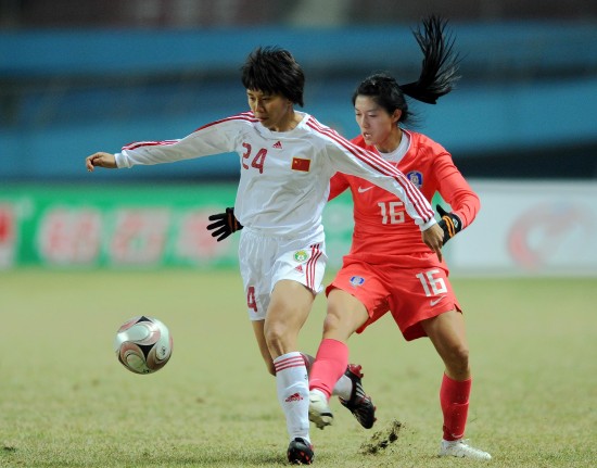 图文[四国赛]中国女足1-0韩国夺冠 施萌雨稳稳护球