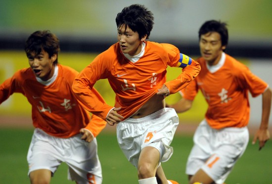 足球——男子16岁以下组:山东夺冠10月26日,山东队球员王彤(中)在比赛