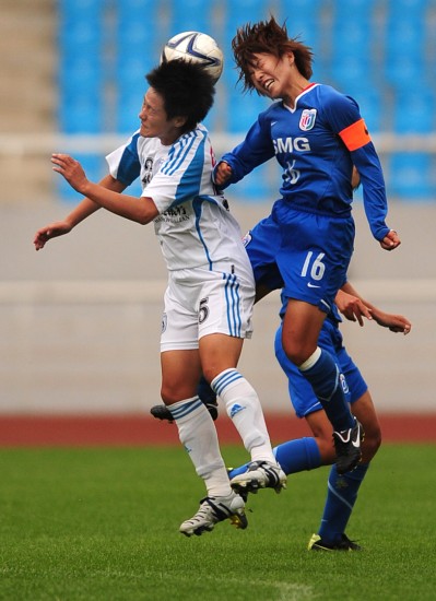 图文-女超决赛上海队获得冠军 高燕高高跃起争抢_国内足球-女足_新浪