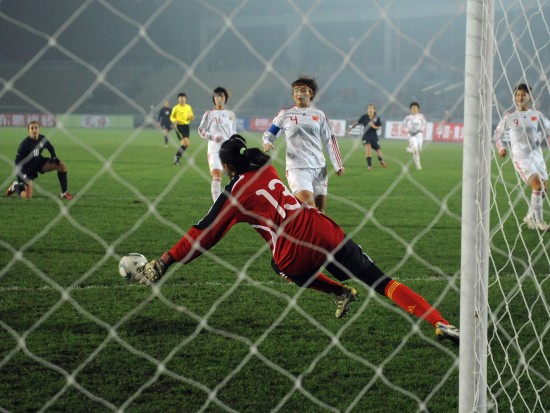 图文女足四国赛中国02美国张越门前救险