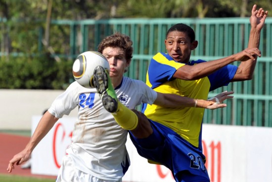 图文-中国香港"足总杯"足球赛 麦基大脚解围