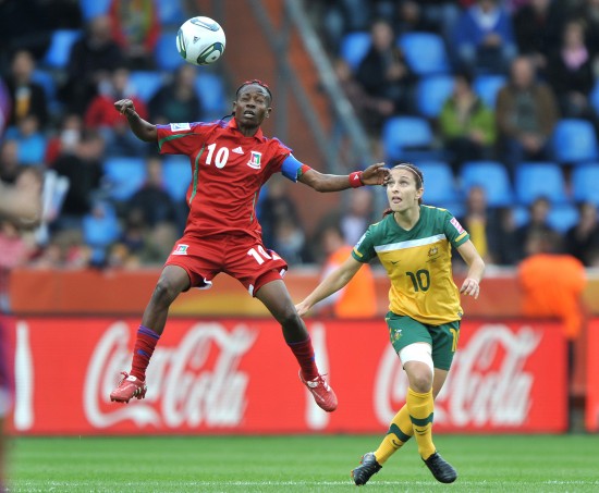 图文-女足d组澳大利亚胜赤道几内亚 比赛中争抢_国内足球-女足其他