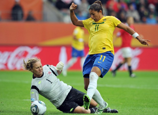 图文-女足世界杯巴西3-0挪威 挪威门将及时封堵