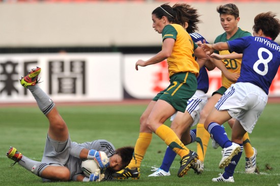 图文女足奥预赛日本胜澳大利亚门将出击解险情