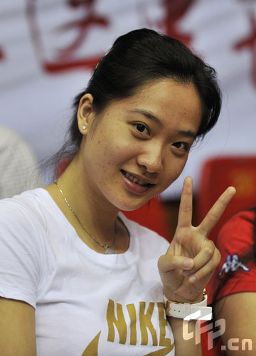 此前广东队总比分以3-1领先,图为朱芳雨妻子到场观看.