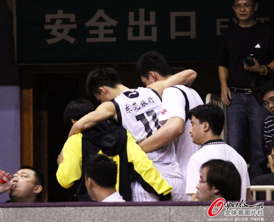 周鹏玩命扣篮摔伤搀扶离场 掉下来一刻李春江揪心