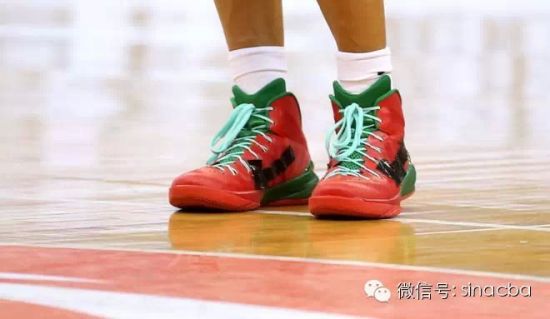 球员穿着贴标鞋出场比赛