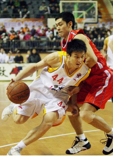 图文-[cba季后赛]江苏82-91辽宁 杨力带球突破
