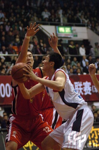 图文cba第44轮广东vs山东杜锋低位单打